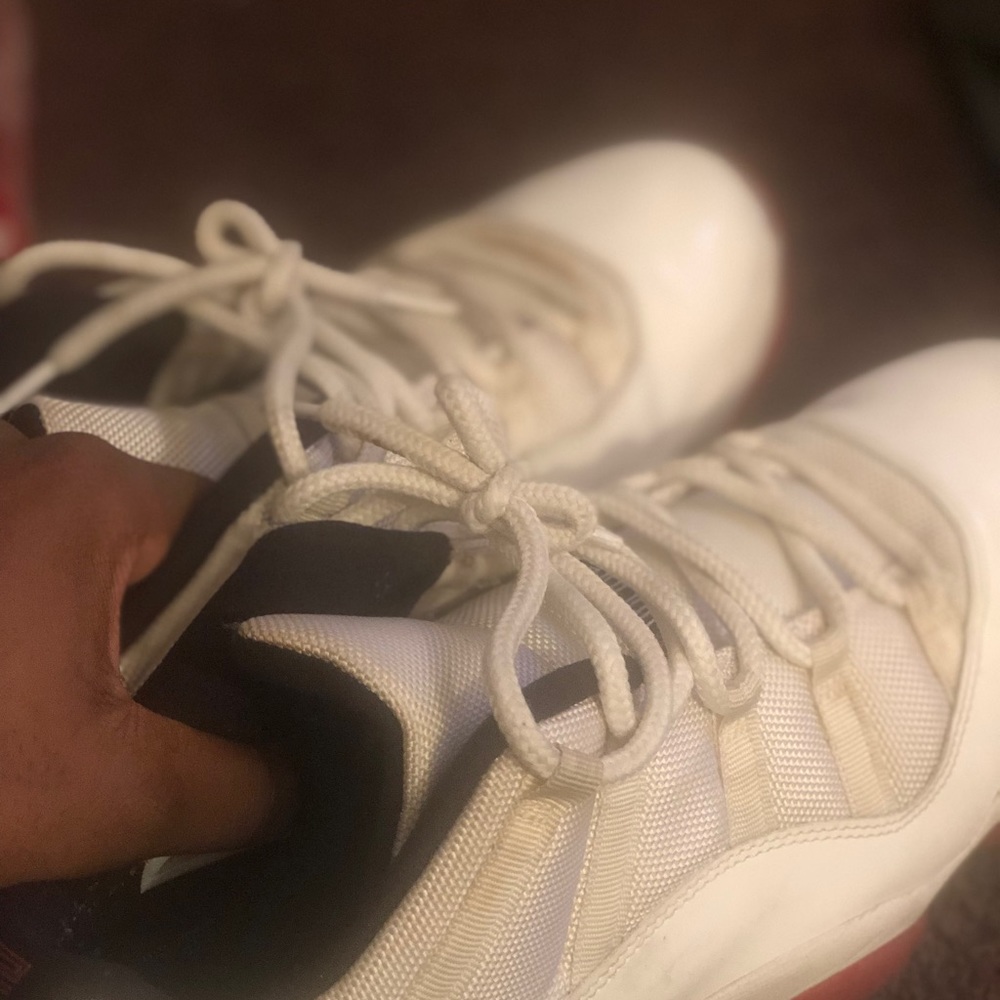 Air Jordan 11 low cherry